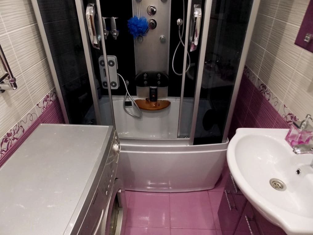 dizajn kopalnice v vijolični in beli barvi