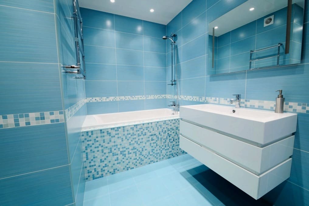 Modri ​​mozaik in ploščice v kopalnici