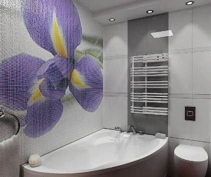 Bela in siva kopalnica s svetlimi mozaičnimi poudarki