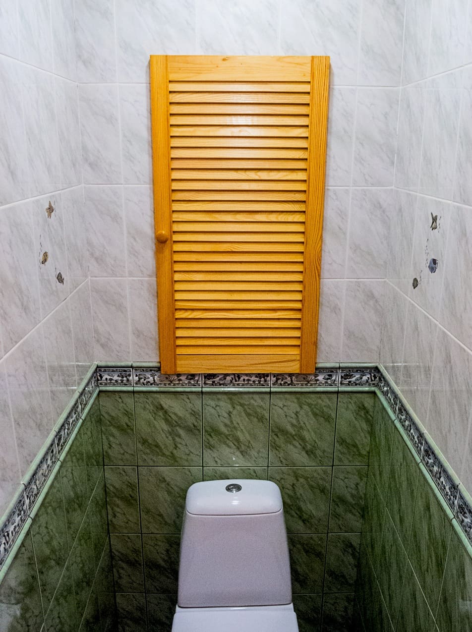 Sanitarna omarica v WC-ju