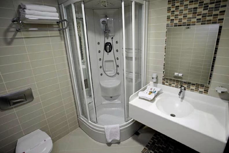 Moderna kopalnica s kabino za prhanje namesto kadi
