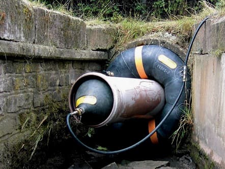 Kanalizacija zamašena z napihljivim čepom