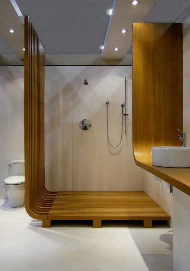Tuš kabina v modernem slogu v kombinirani kopalnici