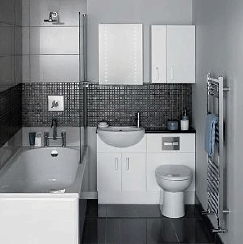 Črno-bela zasnova kopalnice v kombinaciji z straniščem