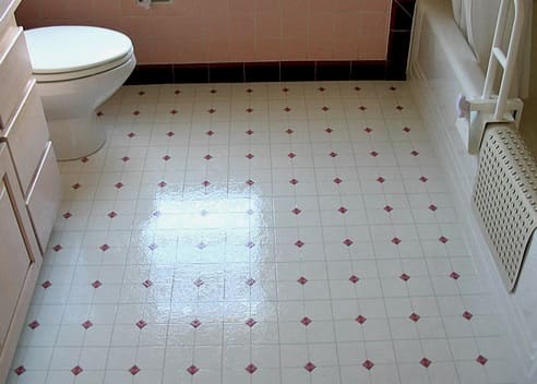 Keramične ploščice na tleh kopalnice