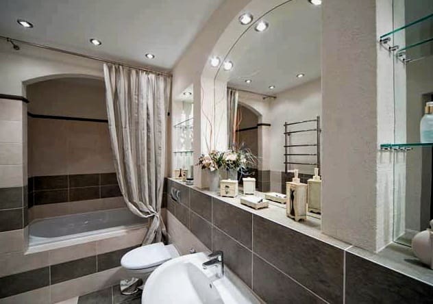 Primer vgrajenega kopalniškega ogledala