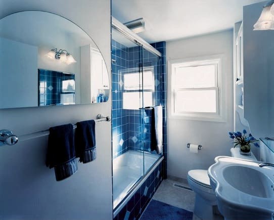 Notranjost kopalnice v modri barvi