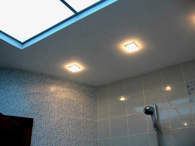 Spuščeni strop iz mavčnih plošč v kopalnici