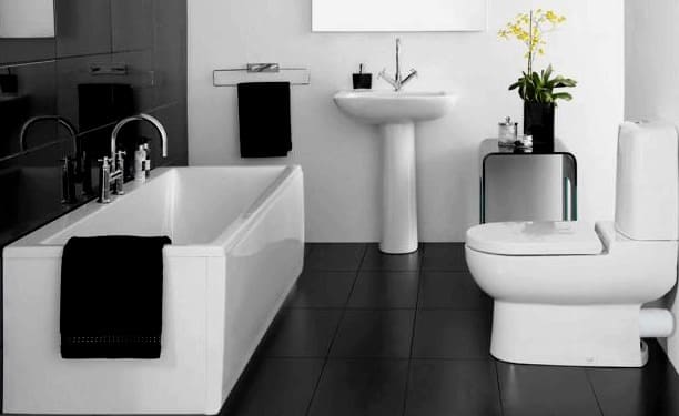 Dizajn kopalnice v beli barvi