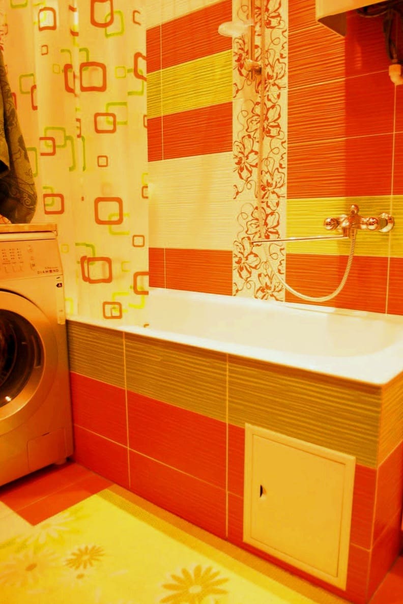 Rumena rdeča oranžna kopalnica