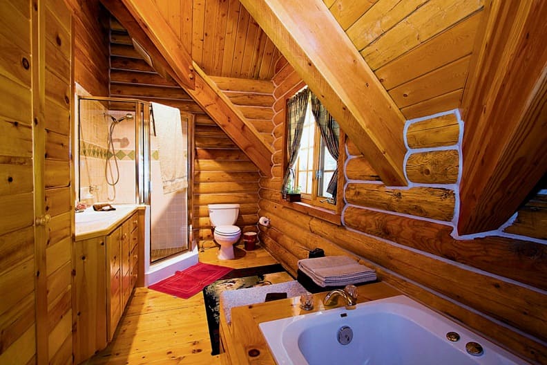 Kopalnica v leseni hiši