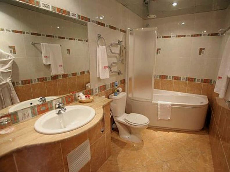 Zasnova kopalnice v kombinaciji z straniščem