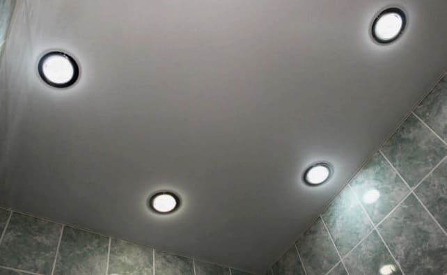 Reflektorji v raztegljivem stropu