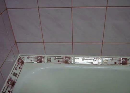 Dekorativni keramični podstavek v kopalnici