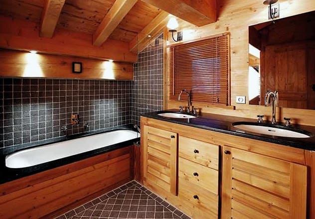 Stenska in talna dekoracija v kopalnici lesene hiše