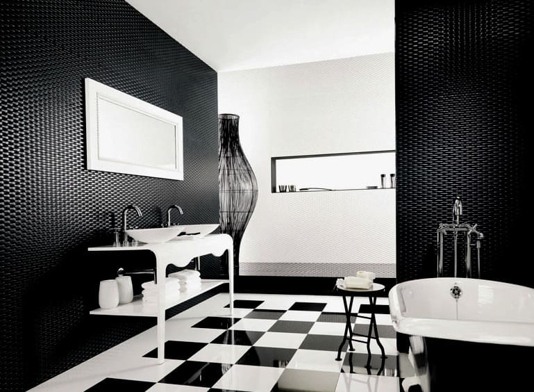 črno-bela šahovska tla v kopalnici
