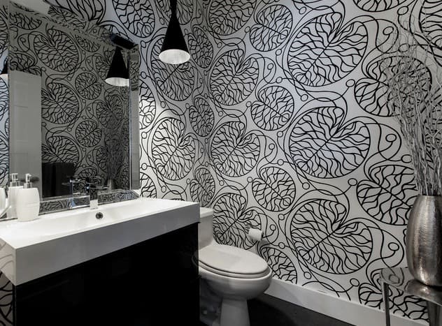 Zapleteni vzorci na stenah v črno-beli kopalnici