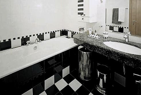 Črno-bela zasnova kopalnice