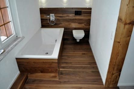 Primer lesenega poda v kopalnici
