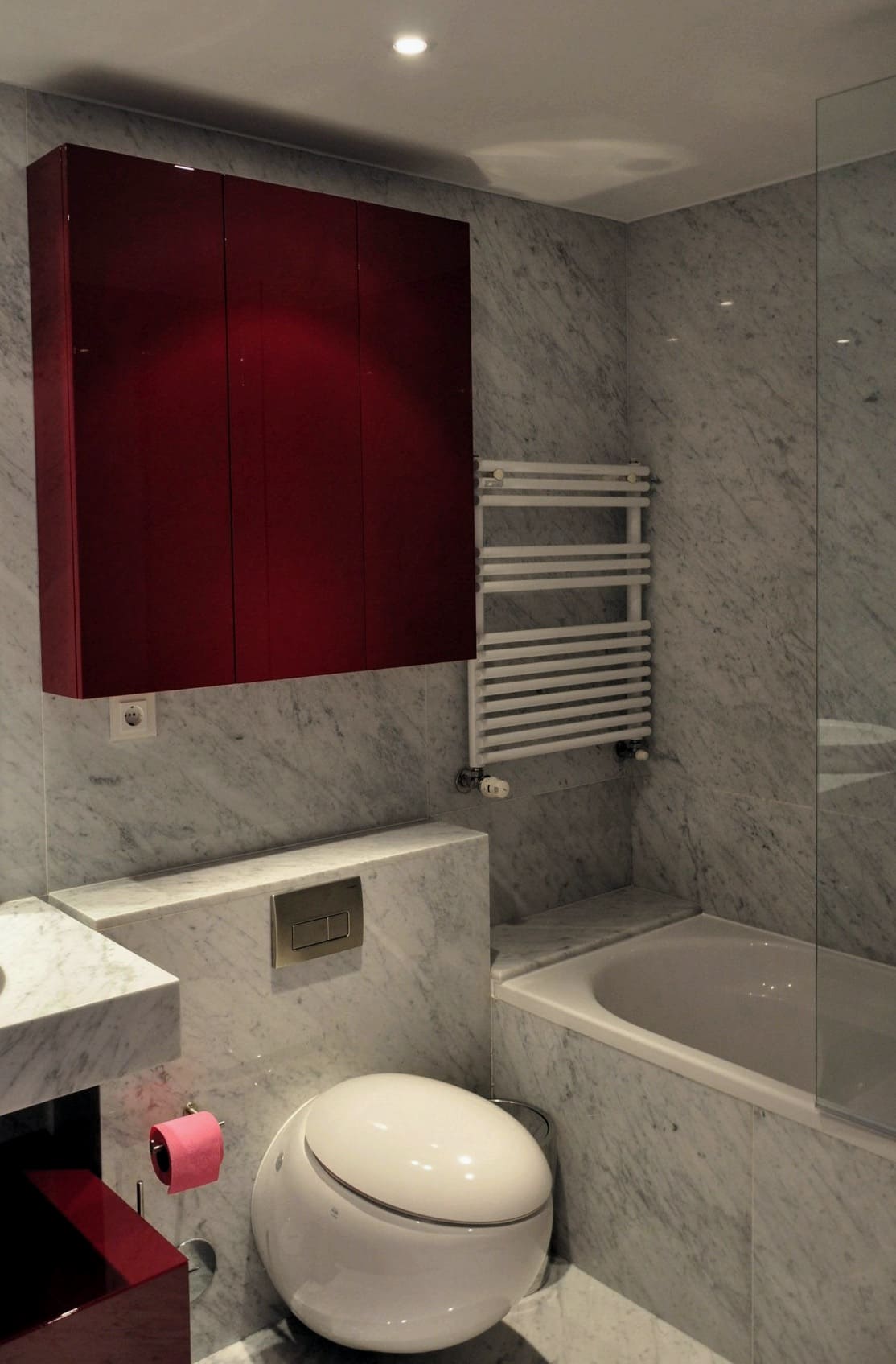 Rdeča kvadratna omarica kot kopalniški dekor