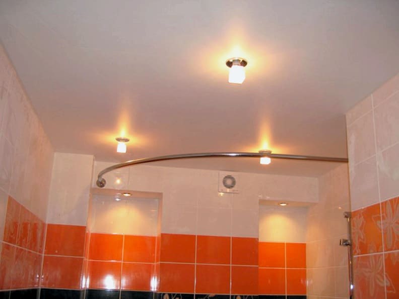 Namestitev raztegljivega stropa mat teksture v kopalnici