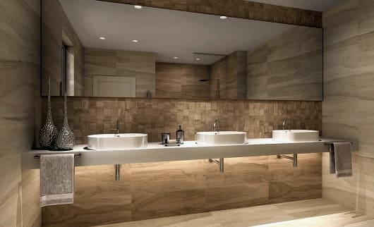 Stenske ploščice za kopalnico z efektom lesa