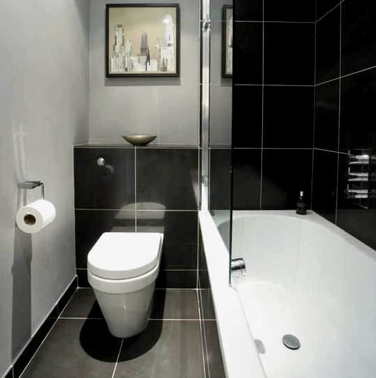 Črno-bela zasnova kopalnice 4 m2