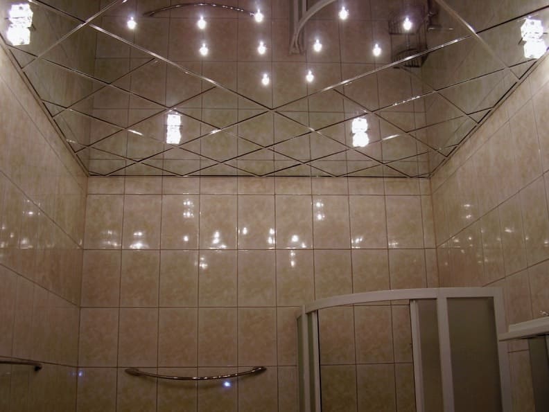 Zrcalni strop v kopalnici
