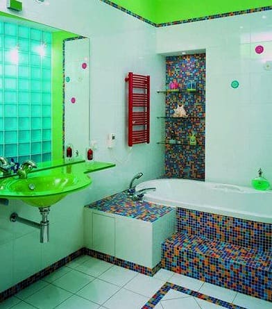 Nenavaden svetel dizajn majhne kopalnice